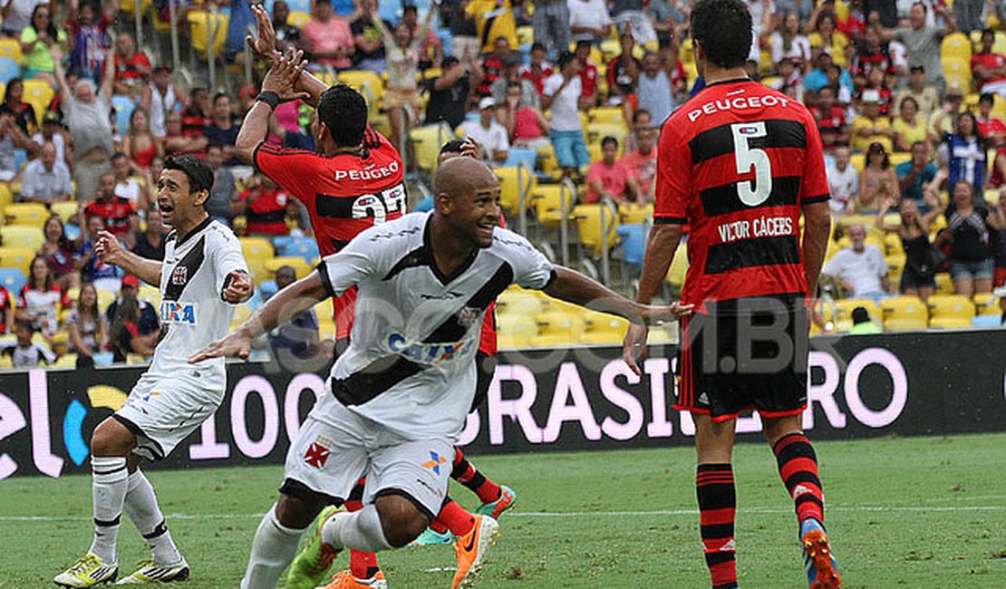 Com erro da arbitragem, Vasco perde para o Flamengo por 2 a 1