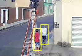 Escada é furtada em plena luz do dia no bairro Brasília; crime foi registrado por câmera de segurança