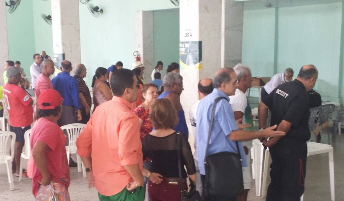 Votação começa com filas e urnas quebradas em Maceió