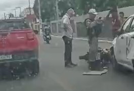 Colisão entre carro de empresa de telecomunicações e moto é registrada em Arapiraca