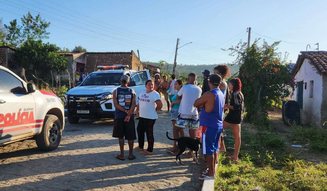 Jovem tenta fugir de dupla armada, mas é morto em terreno baldio, em Palmeira dos Índios
