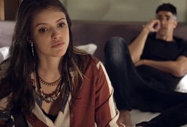Giovanna entra em ação para flagrar amasso de Angel e Alex