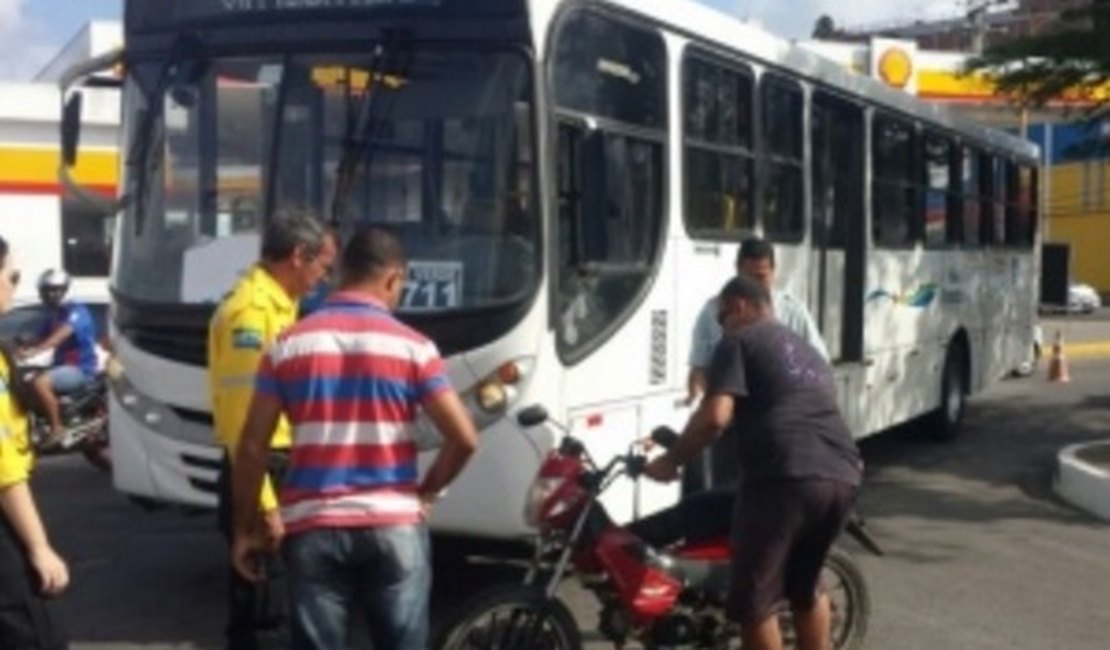 Colisão entre ônibus e motocicleta deixa um ferido em Maceió