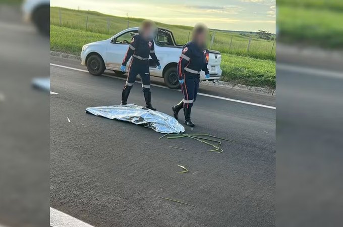 Mulher atropelada em rodovia é declarada morta pelo Samu, deixada na pista e reanimada minutos depois por socorrista