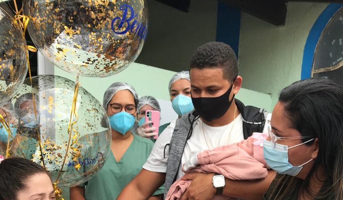 Mulher recebe alta após dar à luz e ser entubada no Hospital Regional de Arapiraca