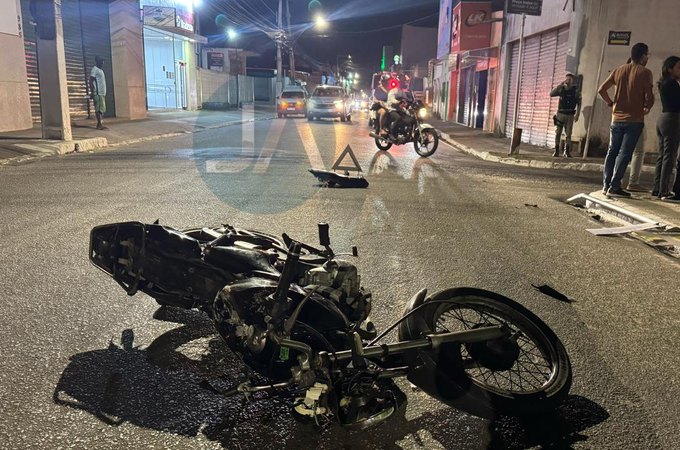 Colisão entre carro e moto deixa motociclista ferido na Rua São Francisco, em Arapiraca