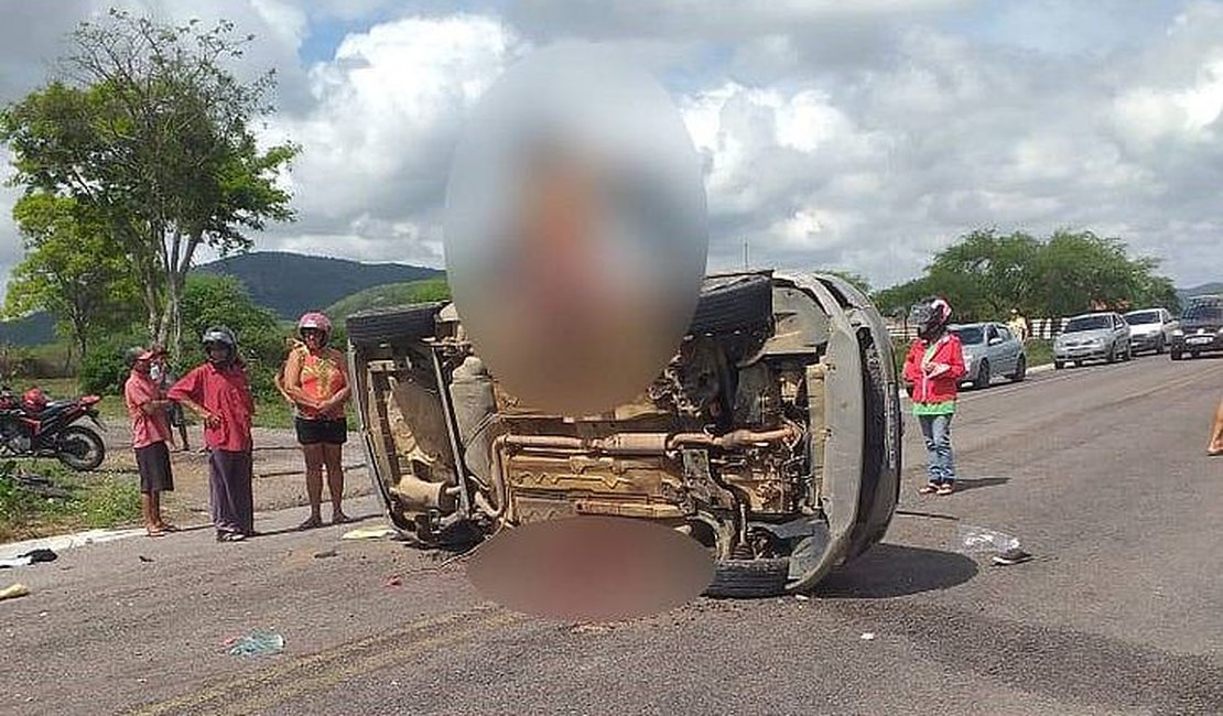 Acidente de carro deixa dois mortos em Canapi; vítima ficou pendurada no veículo