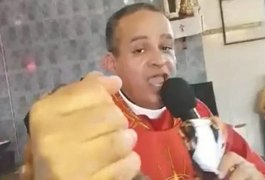 Padre faz sucesso nas redes após cantar música de Xande de Pilares durante a missa; Assista﻿