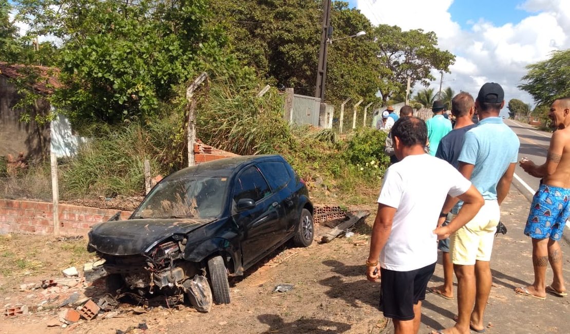 Vídeo. Condutor fica preso em carro e gravemente ferido após acidente em Arapiraca