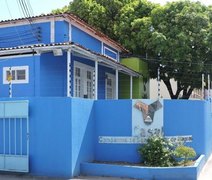 Casal orienta clientes a buscarem atendimento eletrônico