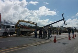 Caminhão prende caçamba em fios e derruba postes na Via Expressa, Maceió