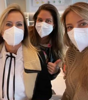 Ticiane Pinheiro e as irmãs apoiam a mãe após cirurgia para retirada de câncer: 'Guerreira'