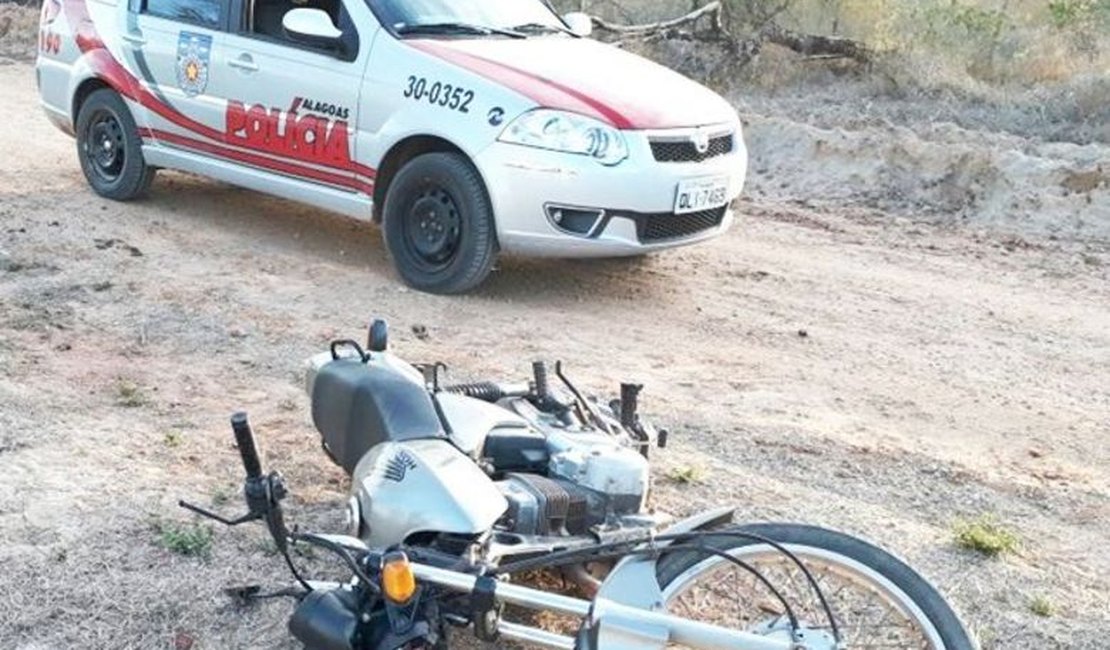 Criminosos invadem escola, amarram vigilante e roubam vários materiais no interior
