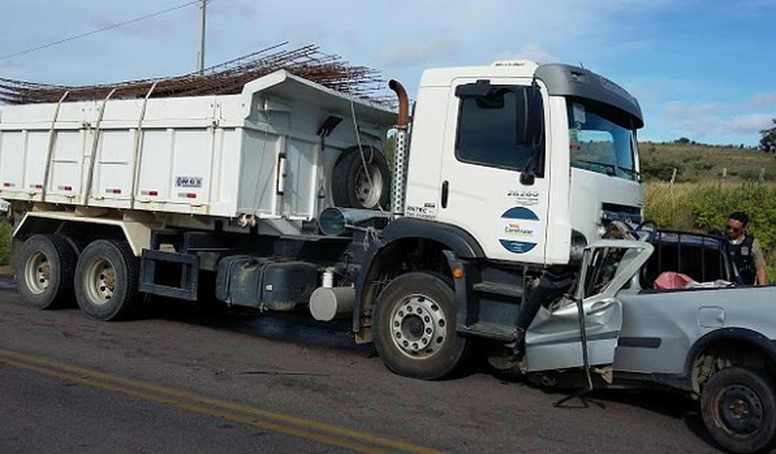 Grave acidente deixa duas pessoas mortas na PE-218, em Bom Conselho