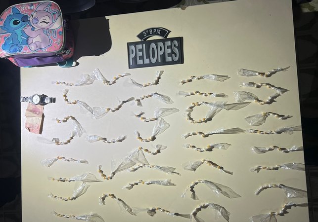 Dois adolescentes de 16 anos são apreendidos após PM encontrar pedras de crack em mochila infantil, em Arapiraca