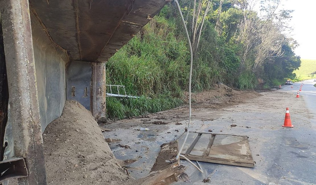 Caminhão com areia tomba e deixa rodovia alagoana parcialmente interditada