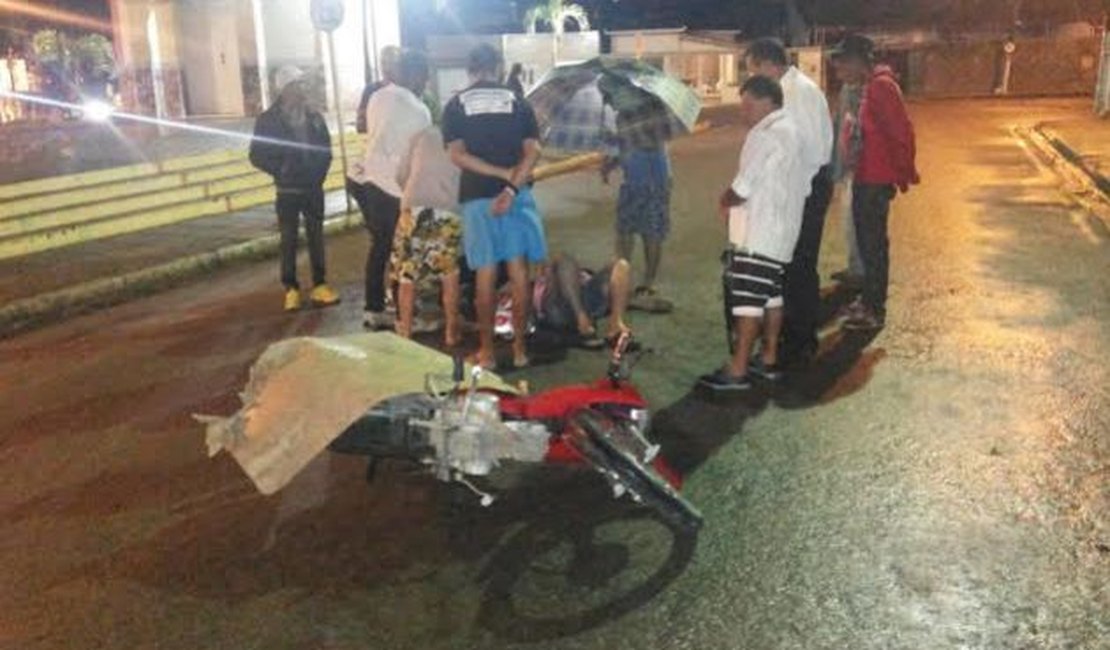 Motociclista desrespeita sinalização e atropela senhora no centro de Arapiraca