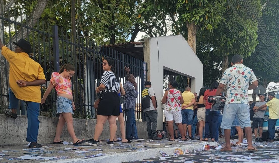 Exercício da cidadania: Grande número de eleitores comparece cedo às urnas no primeiro turno em Arapiraca; assista