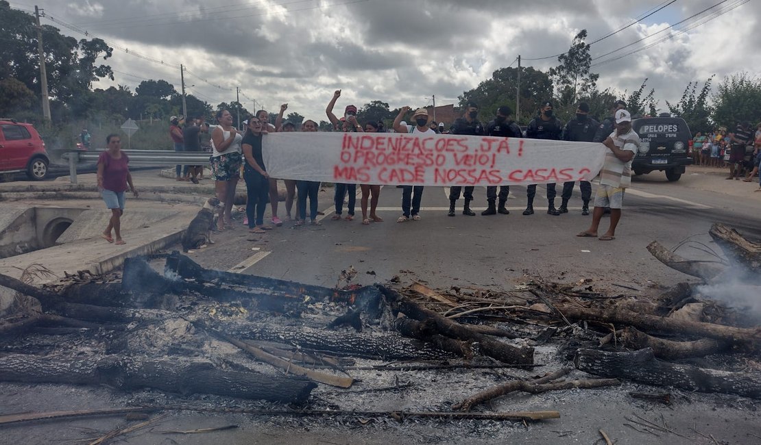 Ex-moradores de trecho duplicado da AL-220 protestam contra demora no pagamento das indenizações