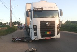 Acidente entre moto e caminhão deixa vítima gravemente ferida em Arapiraca