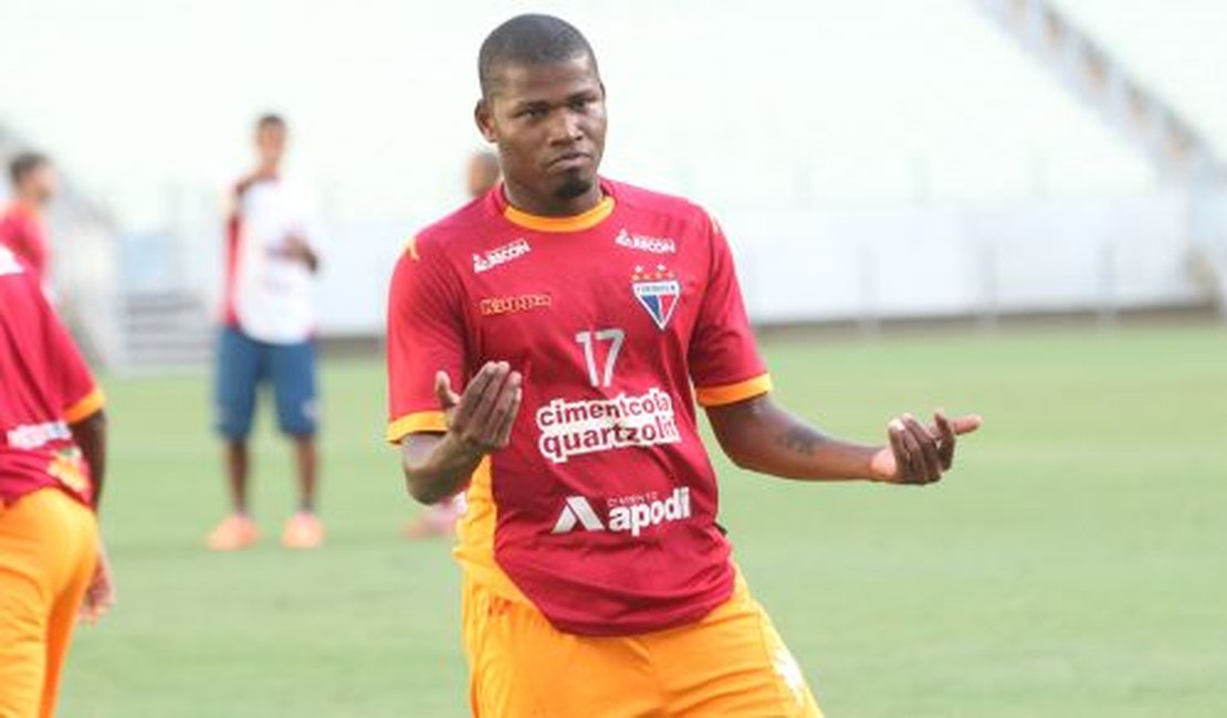 Atacante do CRB é flagrado pela Lei Seca dirigindo embriagado