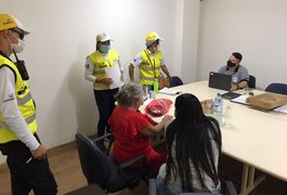 Psicólogos e assistentes sociais do Ronda no Bairro ajudam idosa perdida em Maceió