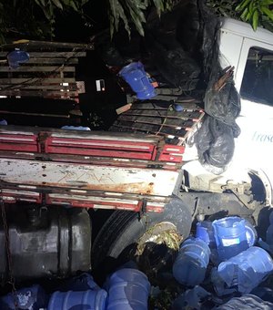 Homem morre em acidente entre carros e caminhão com garrafões de água mineral em Atalaia