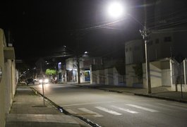 Prefeitura de Arapiraca amplia instalação de iluminação de LED nos bairros