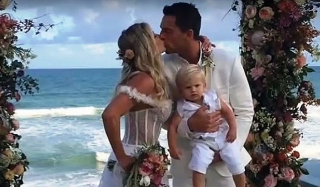 Vídeo: Enrico rouba a cena como pajem no casamento da mãe, Karina Bacchi, em AL