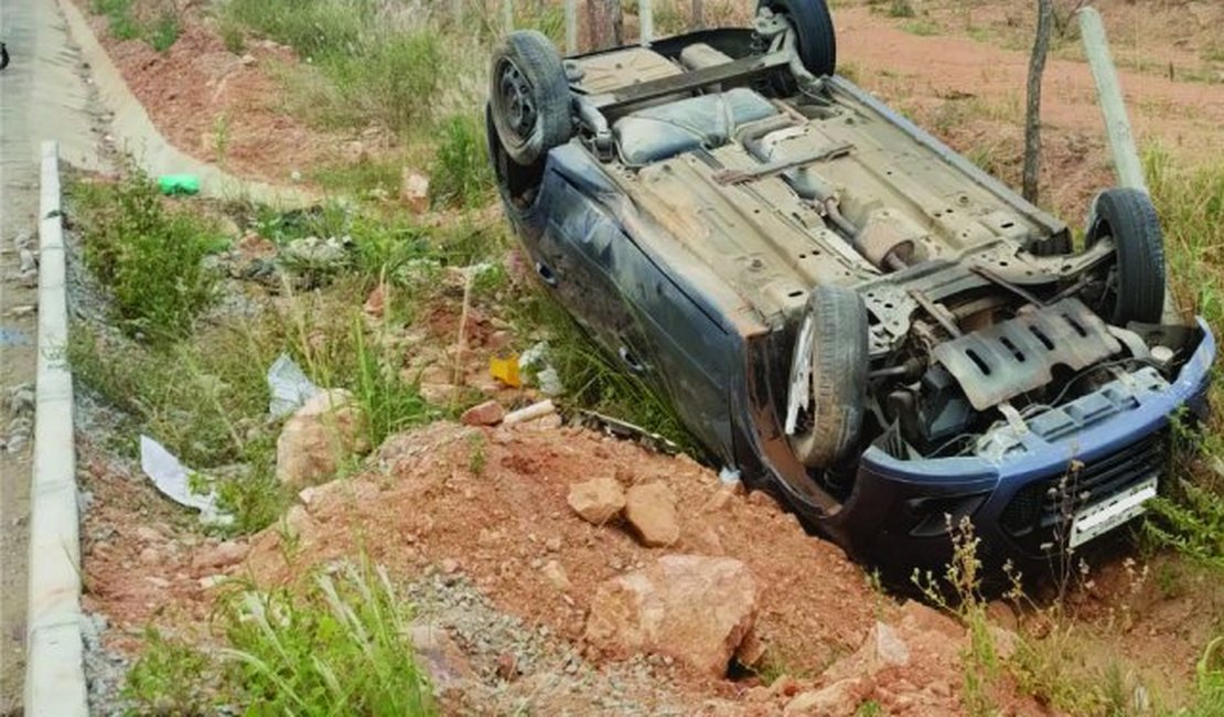 Jovem perde controle de carro e sofre acidente na AL-115, em Arapiraca