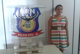 Ônibus é interceptado na AL-115 e mulher é presa com 15 kg de maconha