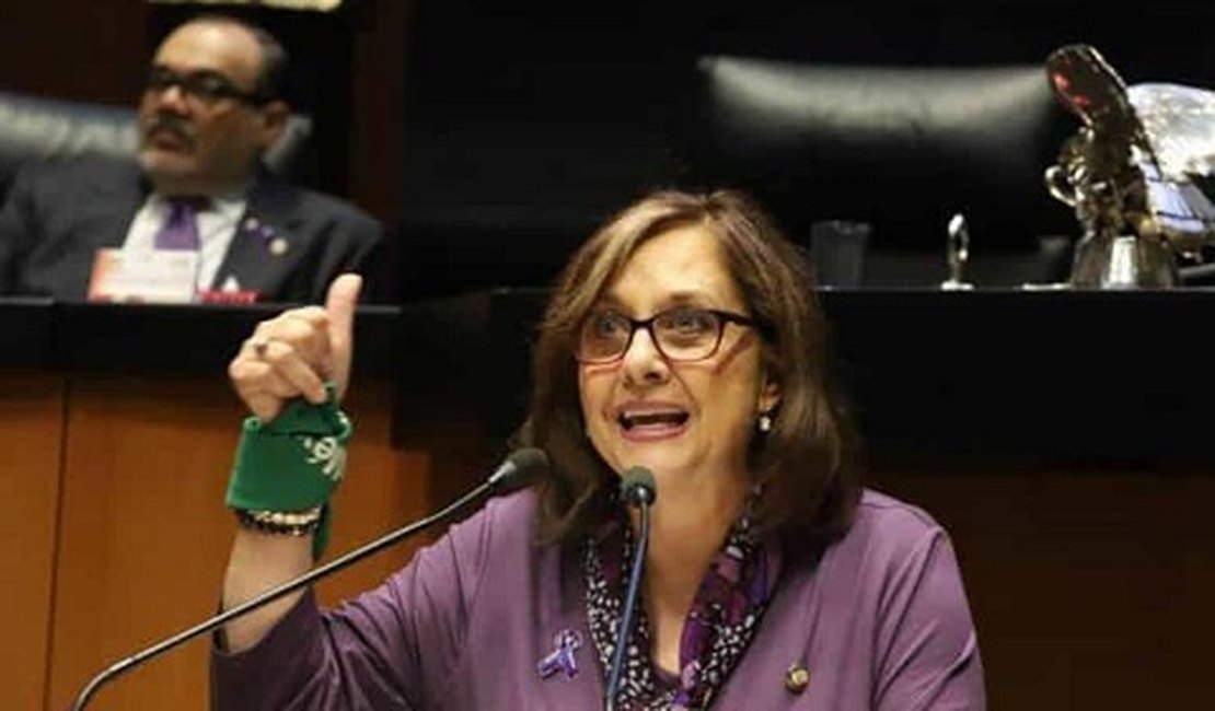 Senadora esquece de desligar câmera e aparece nua em videoconferência