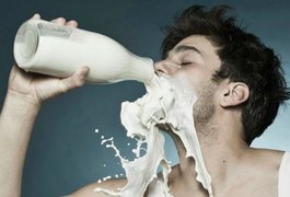 Homem é preso após ser 'amamentado' por mulher em local público: 'Estranho fascínio'