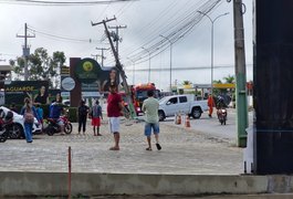 Carro colide com poste e provoca princípio de incêndio próximo à Unidade de Emergência do Agreste, em Arapiraca