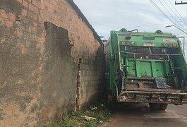Motorista de caminhão de lixo perde controle de veículo, bate em residência e gestante é socorrida, em Maceió