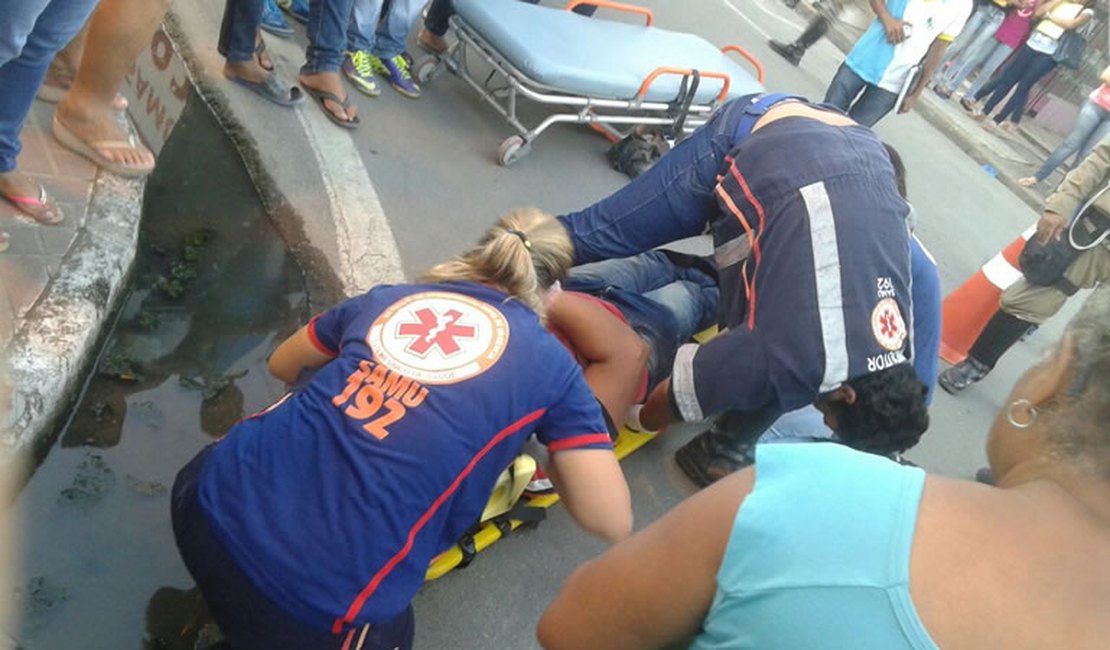 Colisão entre carro e moto deixa motociclista ferido no centro de Arapiraca