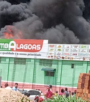 Vídeo. Após 4h, bombeiros seguem combatendo incêndio em fábrica de Arapiraca