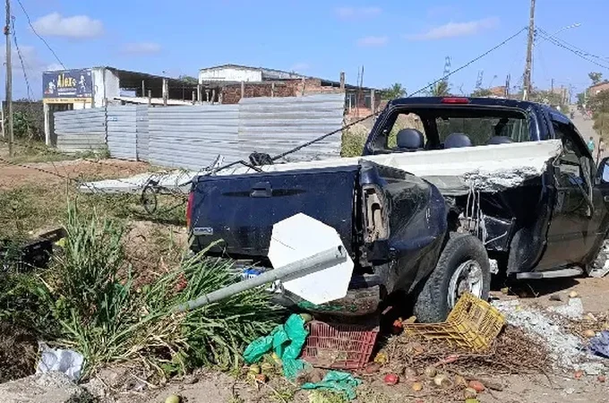 Dono de mercadinho e funcionário são arremessados para fora de caminhonete após veículo colidir contra poste, em Palmeira