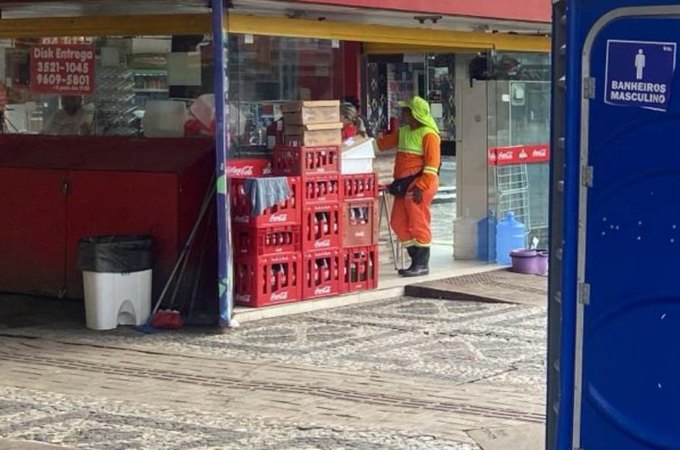 Lanchonete tem vidro quebrado e é invadida durante a madrugada na Praça Marques