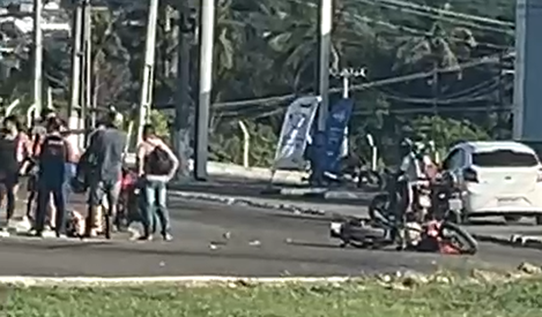Colisão envolvendo moto e carro de passeio deixa condutora ferida em Palmeira dos Índios
