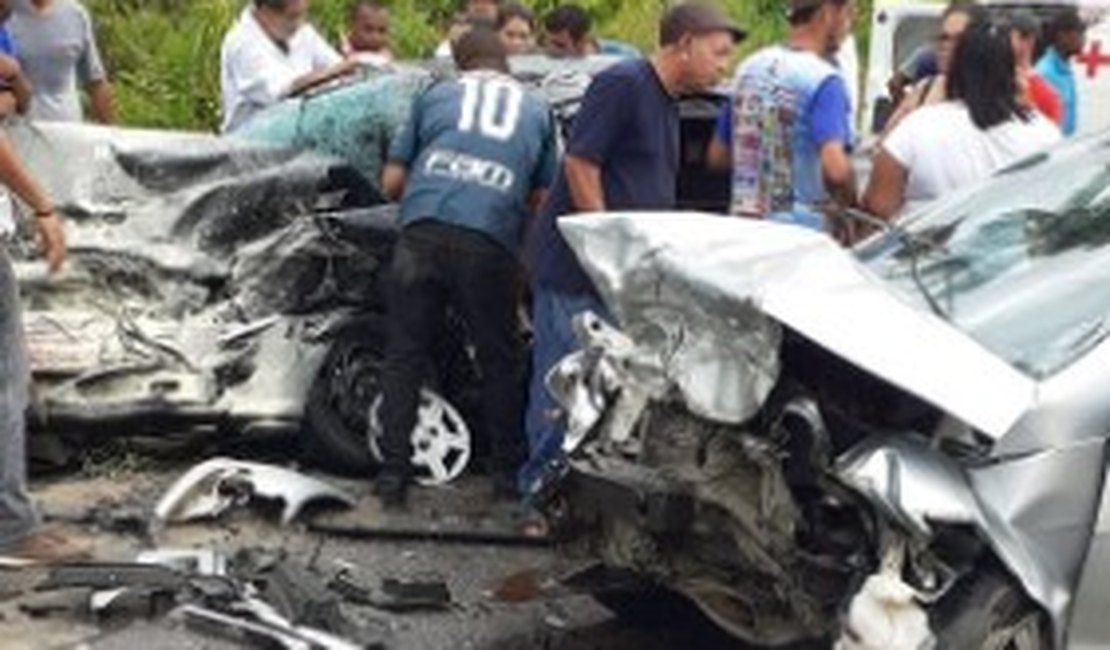 VÍDEO. Colisão entre táxi e carro de passeio deixa feridos na AL-101 Sul