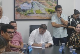 Vídeo. Luciano Barbosa assina OS para construção de duas novas creches em Arapiraca
