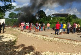 Moradores interditam rodovia AL 485 para reivindicar a instalação de lombadas