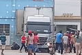Caminhão-baú desgovernado derruba árvore e atinge parede de imóvel em Batalha