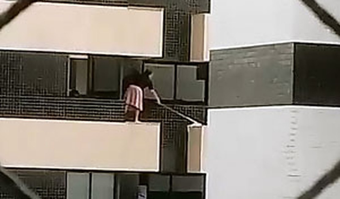 VÍDEO: Mulher limpa sacada de prédio no 5º andar sem proteção em Maceió