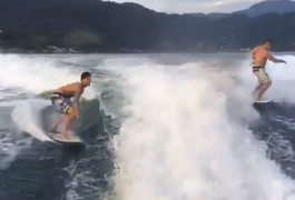 Medina se diverte surfando onda feita por lancha em Angra dos Reis