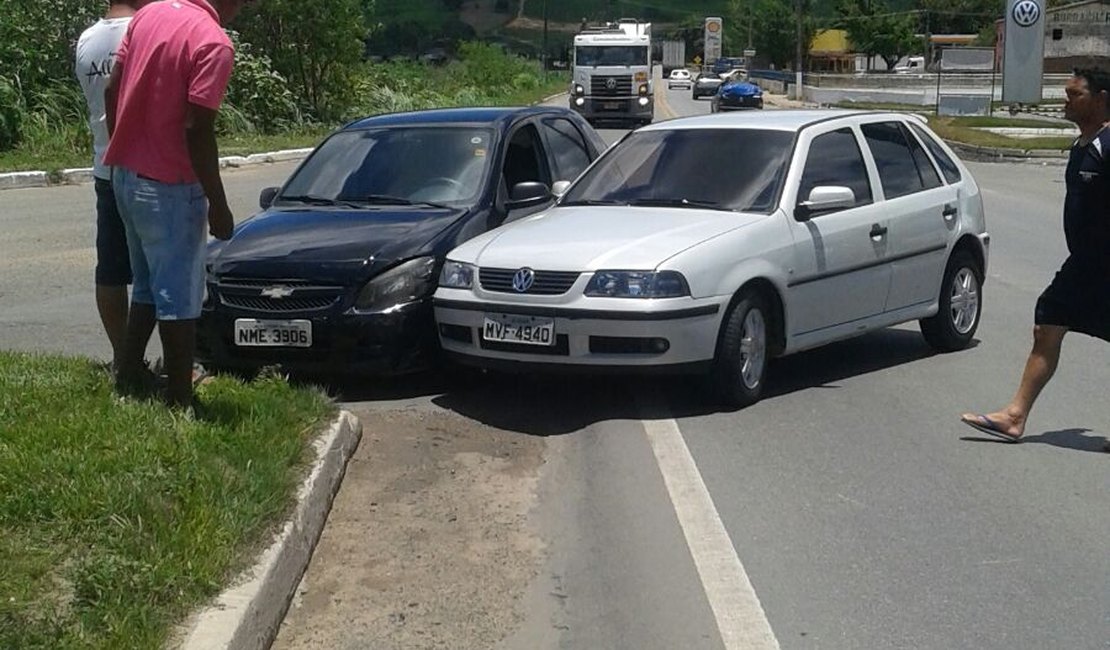 Colisão envolvendo dois carros é registrada na entrada de São Miguel dos Campos