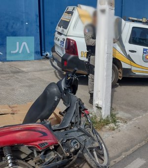 Homem fica ferido após colidir ciclomotor na traseira de automóvel, em Arapiraca