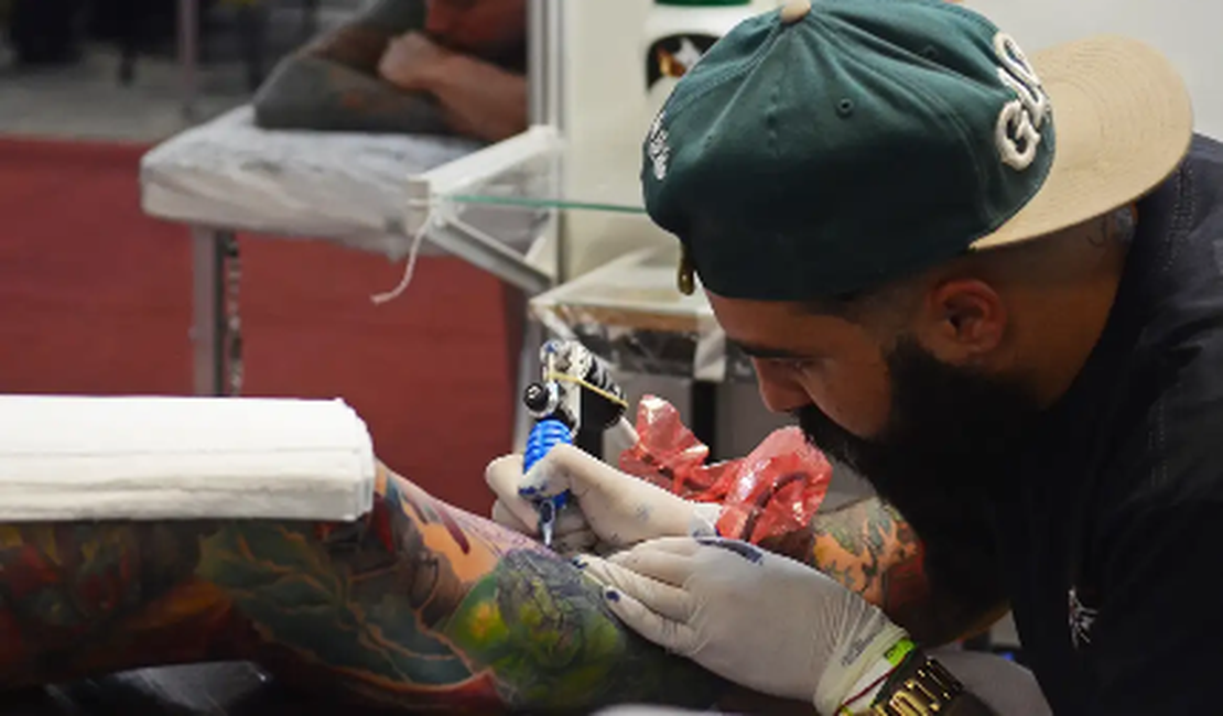 Alagoas atualiza lei e reforça controle sanitário em estúdios de tatuagem e piercing