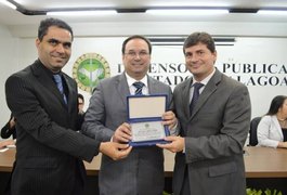 Secretário Luciano Barbosa recebe homenagem da Defensoria Pública